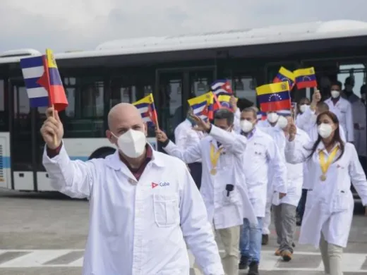 Integrantes de la brigada médica Henry Reeve que enfrentaron la COVID-19 en Venezuela, en el Aeropuerto Internacional José Martí, el 15 de enero de 2021. Foto: Ariel Ley Royero/ACN. Integrantes de la brigada médica Henry Reeve que enfrentaron la COVID-19 en Venezuela, en el Aeropuerto Internacional José Martí, el 15 de enero de 2021. Foto: Ariel Ley Royero/ACN.