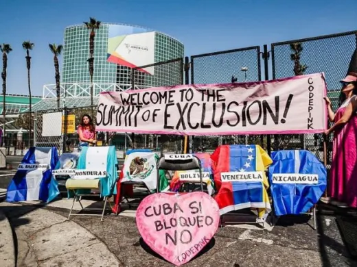 La denuncia a los efectos del criminal bloqueo económico, comercial y financiero impuesto por EE. UU. en el desarrollo social de Cuba estuvo presente en la Cumbre de los Pueblos. Foto: @peoplessummit22