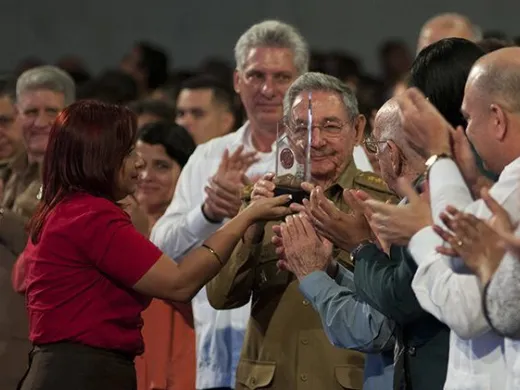 Raúl recibió la Medalla Conmemorativa Aniversario 55 de la UJC. Foto: Estudios Revolución