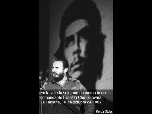 En la velada solemne dedicada a la memoria del Comandante Ernesto Che Guevara. Foto: Alberto Korda En la velada solemne dedicada a la memoria del Comandante Ernesto Che Guevara. Foto: Alberto Korda