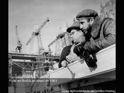 En las obras de la central hidroeléctrica del río Angará Fidel Castro en su viaje a la URSS