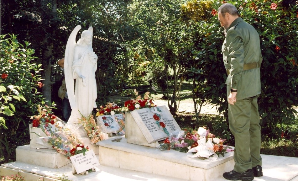 fidel visita el panteón familiar
