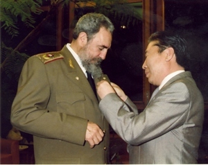 Recibe la medalla de mérito de la orden Sukhe Bator de manos del embajador de Mongolia en Cuba