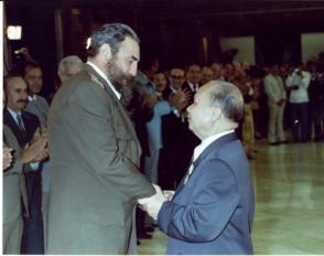 Recibe la Orden Estrella de Oro, condecoración que le concede la República Socialista de Viet Nam