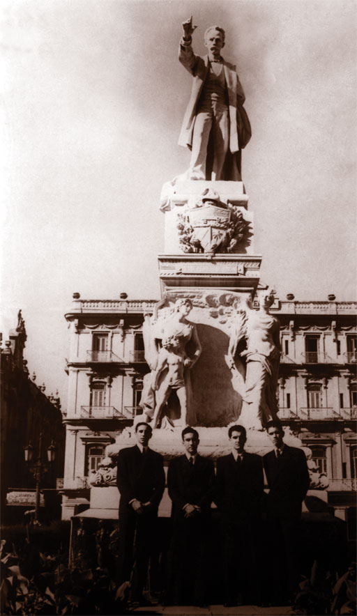 Fidel Castro Ruz en el monumento José Martí del Parque Central,1943