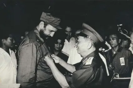 fidel recibe sello de Combatientes de la Batalla de Dien Bien Phu