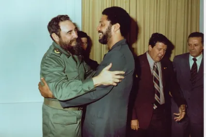 fidel junto a Maurice Bishop