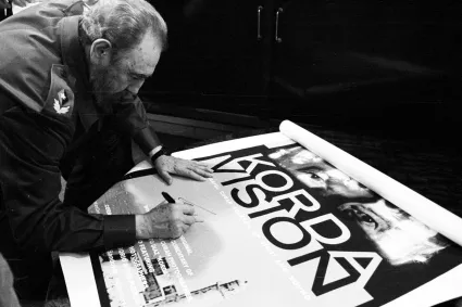 fidel firma un poster del documental KordaVisión