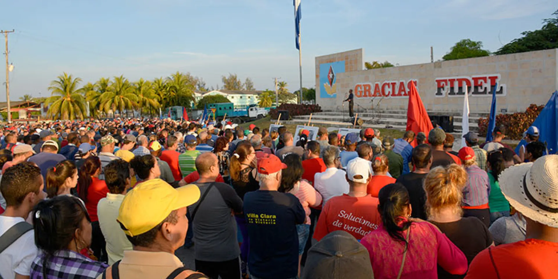 A dos años de desaparición física del líder de la Revolución Cuba, los villaclareños homenajearon a Fidel en la valla dedicada a su memoria en Santa Clara. (Foto: Ramón Barreras Valdés)