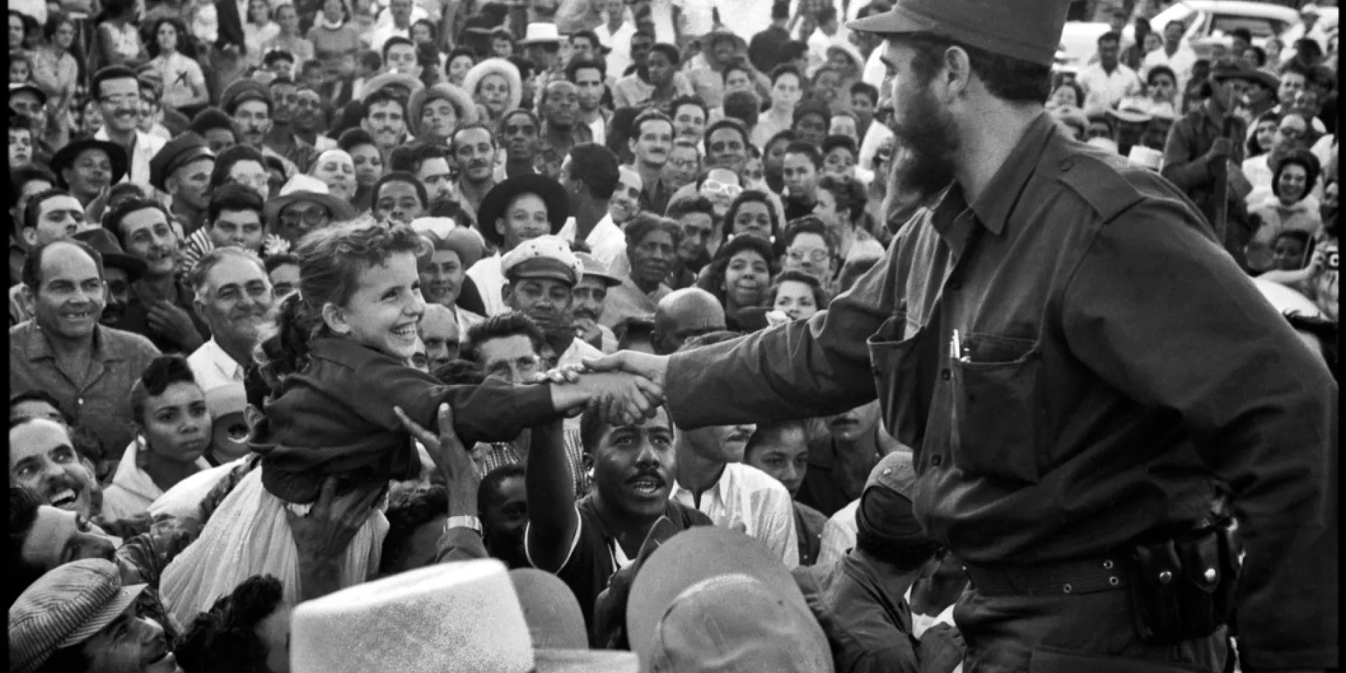 Fidel saluda al pueblo durante una concentración popular en su recorrido hacia La Habana. Foto: Burt Glinn.