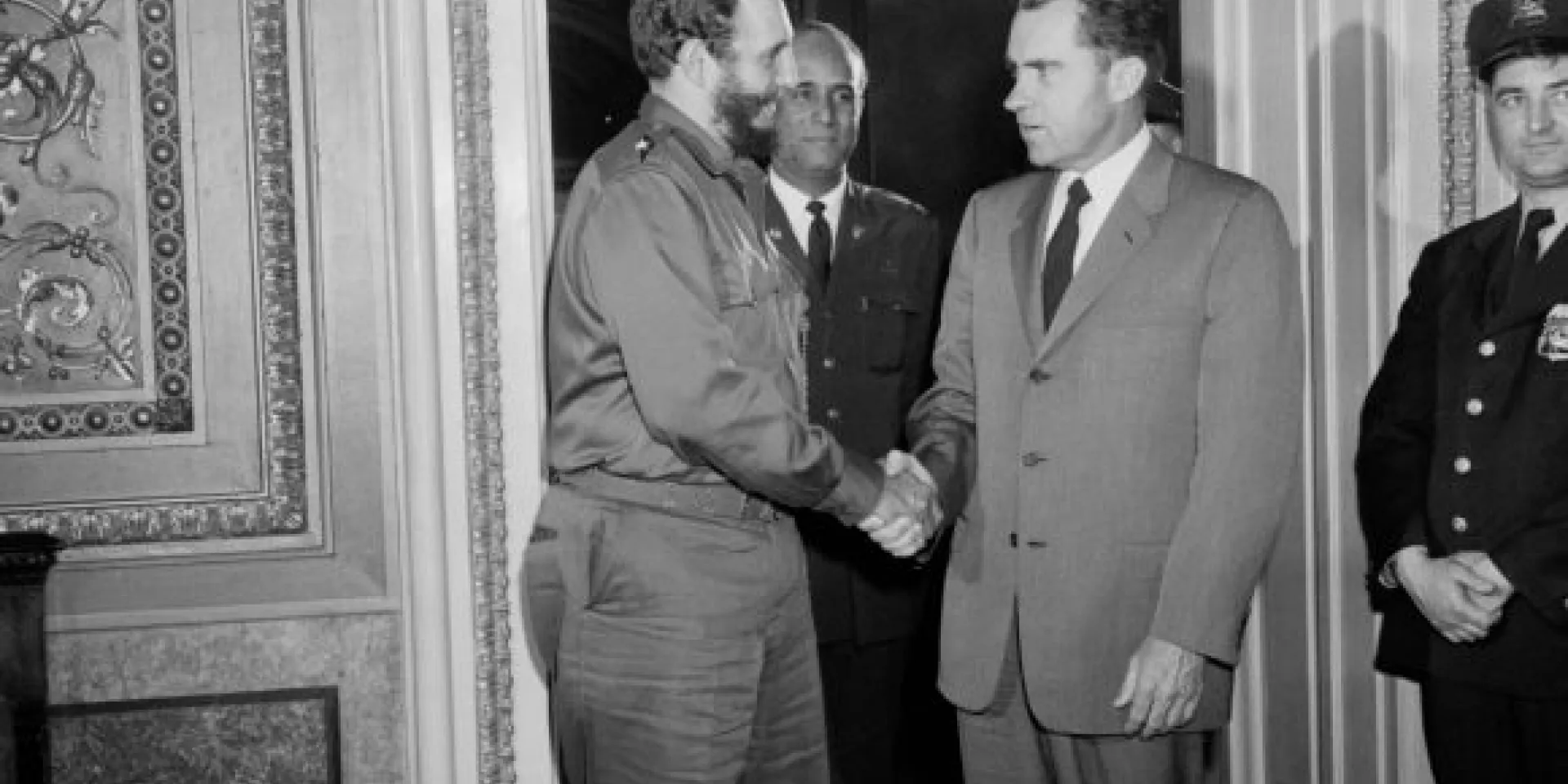 Fidel Castro estrechando la mano del vicepresidente estadounidense, Richard Nixon, después de la entrevista sostenida entre ellos en el Capitolio de Washington, 19 de abril de 1959. Foto: Revolución/Sitio Fidel Soldado de las Ideas.