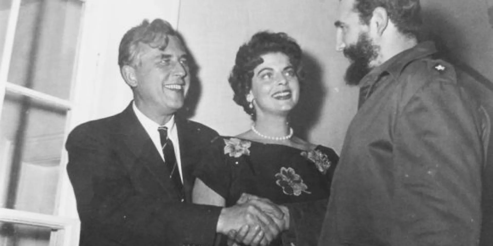 Fidel Castro saluda a Robert Meyner, Gobernador de Nueva Jersey, a su lado su esposa, les dan la bienvenida a la mansión del gobernador en Princeton, 20 de abril de 1959. Foto: Revolución / Sitio Fidel Soldado de las Ideas.