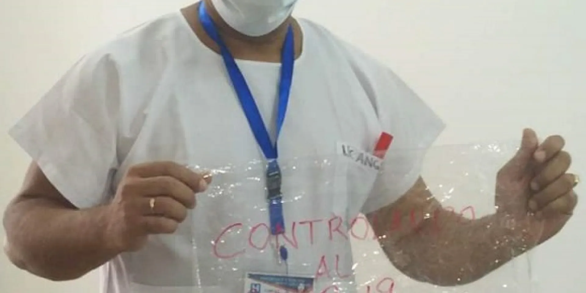 El licenciado en Enfermería que ronda los 50 años, trabaja seis días a la semana atrapado en trajes de protección y mascarillas, inhalando su propio aliento y escuchando el eco de su voz. Foto: Cortesía del entrevistado.