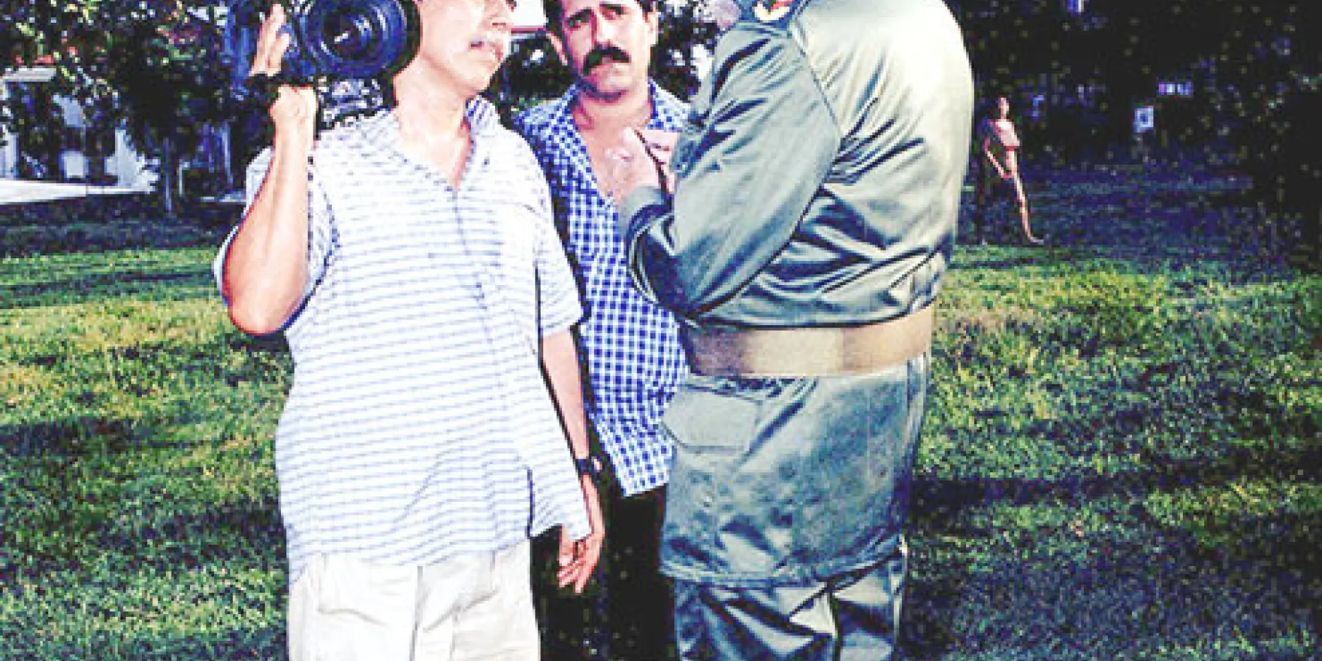 Chile junto al Comandante en Jefe durante un recorrido por la provincia de Pinar del Río. Al centro Salvador Combarro.