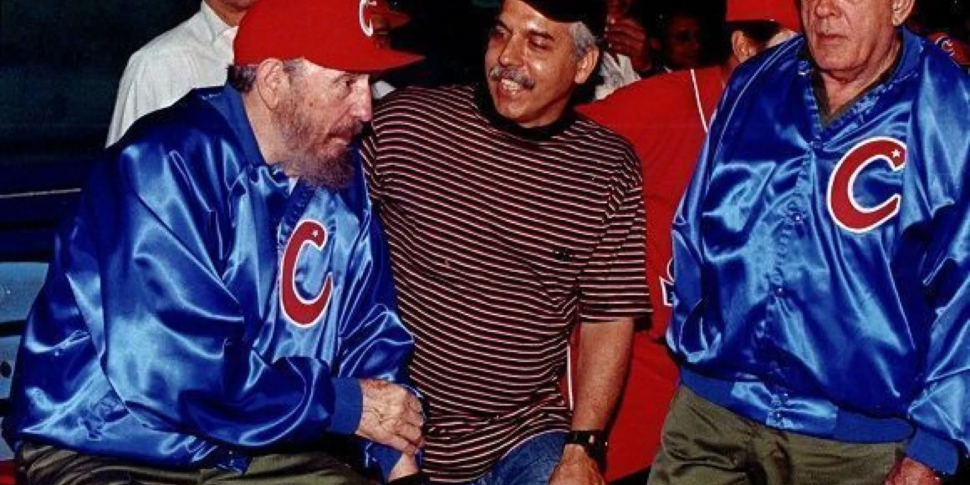 Roberto Chile conversa con Fidel en el Estadio Latinoamericano durante el juego amistoso de Beísbol Cuba-Venezuela (a la izquierda el entonces Jefe de su escolta, general José Delgado. Foto: Cortesía de Roberto Chile.