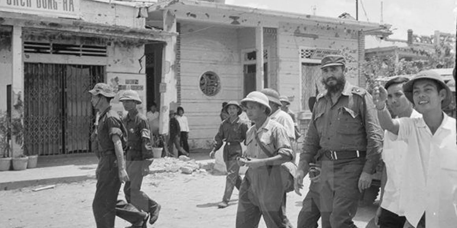 Fidel Castro visita la ciudad de Dong Ha devastada por la guerra, que luego sería reconstruida. Foto: VNA.