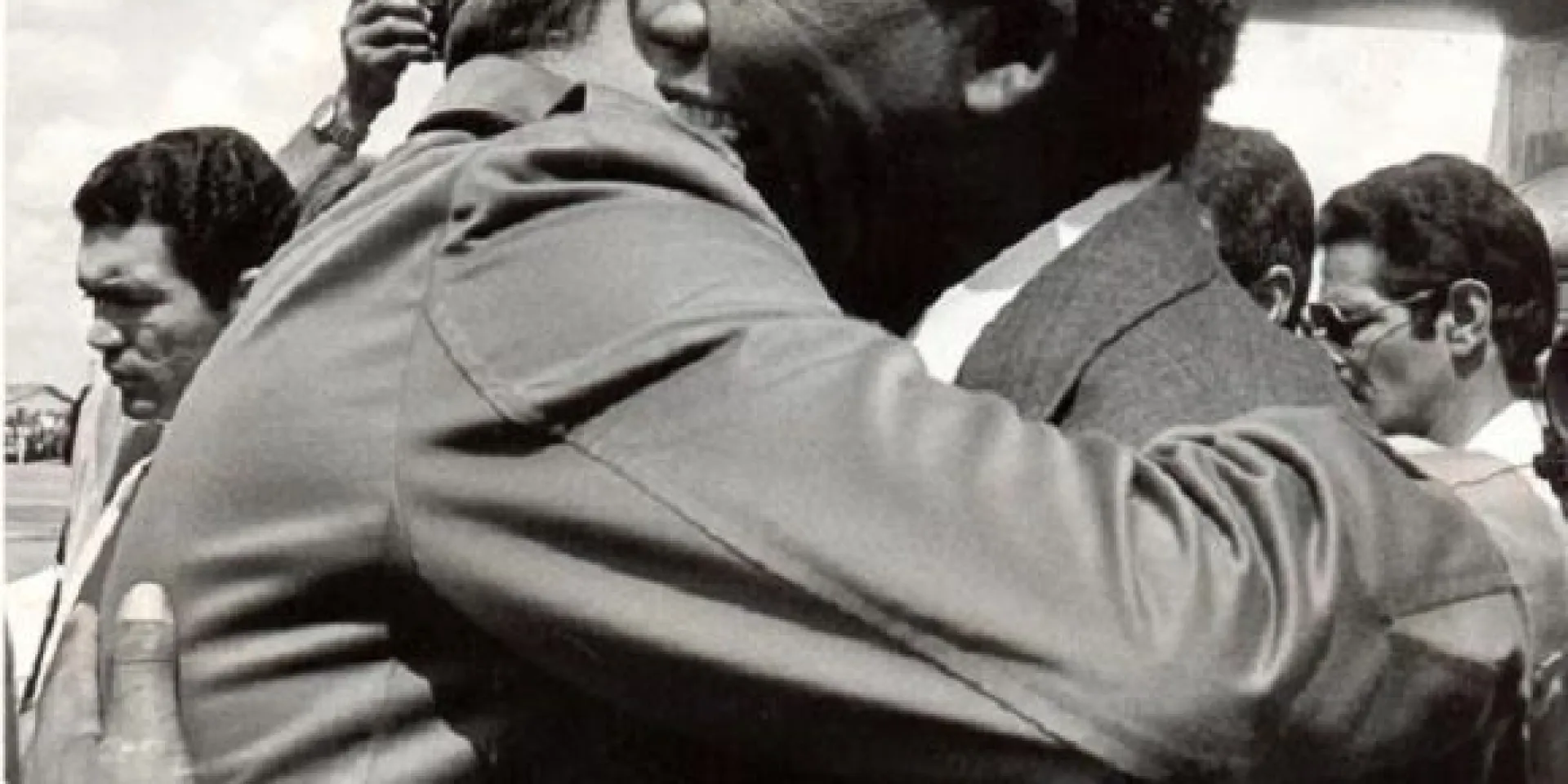 Fidel Castro recibe al líder sudafricano Nelson Mandela en el Aeropuerto Internacional José Martí, en ocasión de su primera visita a Cuba tras su liberación de las cárceles del régimen racista sudafricano del Apartheid, 25 de julio de 1991. Foto: Pedro Beruvides