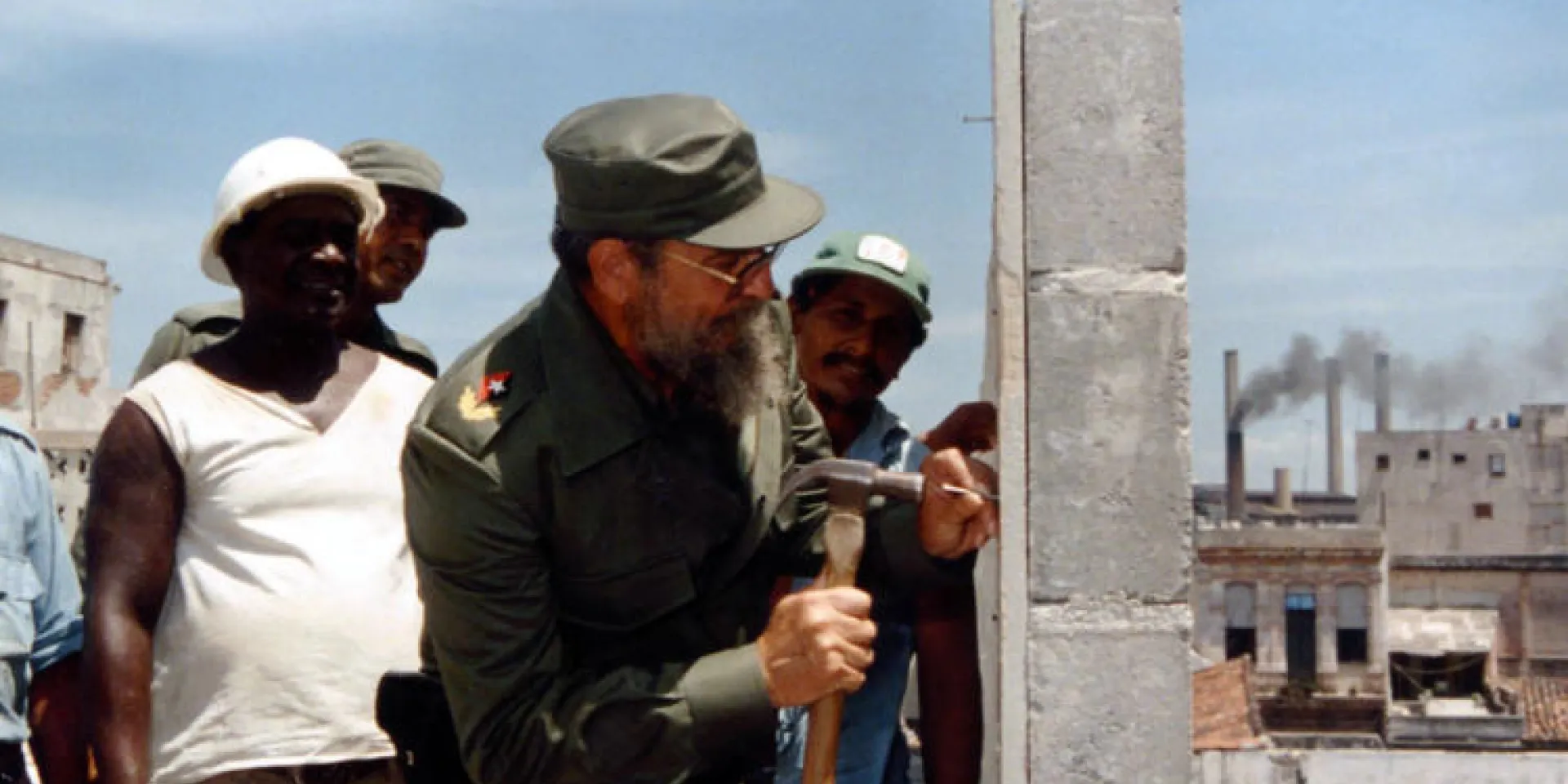 Fidel a pie de obra con los constructores. Foto: Centro de Documentación, periódico Trabajadores.