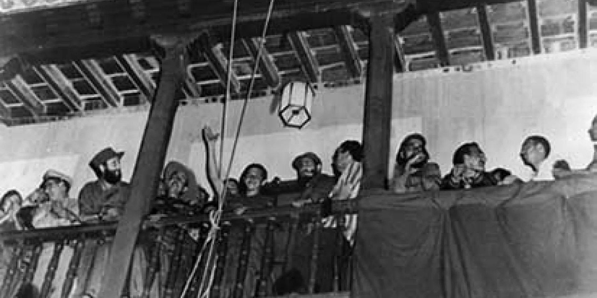 Fidel, Raúl y otros dirigentes, en el Ayuntamiento de Santiago de Cuba. Esta vez los mambises sí entraron a la heroica ciudad. (Foto: Autor no identificado)