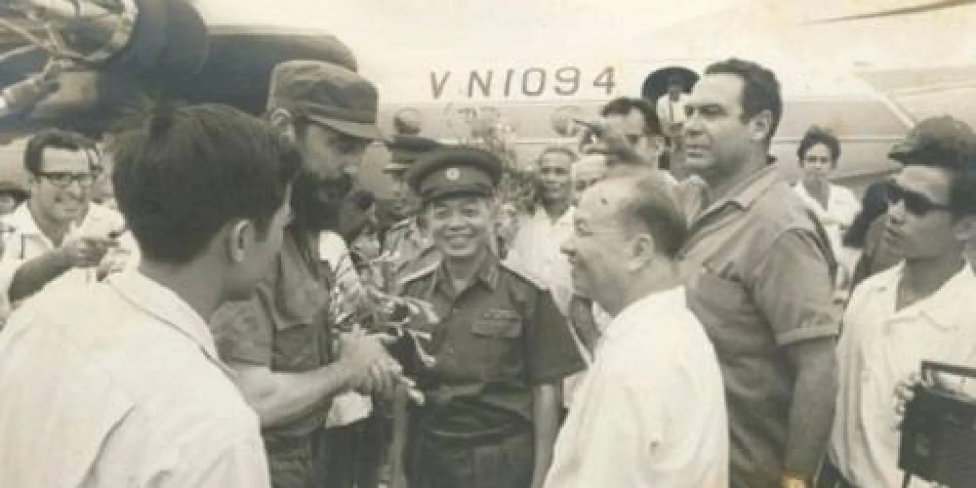 Fidel llega al aeropuerto de Hanói tras su visita al sur vietnamita.