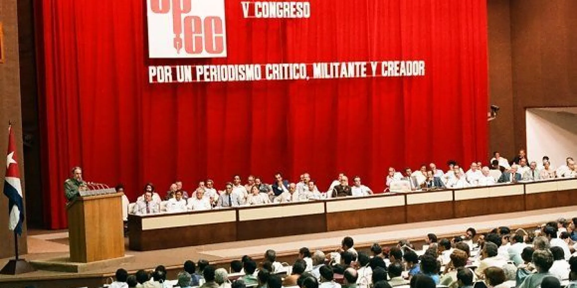 Fidel Castro pronuncia discurso en el Quinto Congreso de la Unión de Periodistas de Cuba, que se efectuó en el Palacio de Convenciones los días 24,25 y 26 de octubre de 1986. Foto: Estudios Revolución / Sitio Fidel Soldado de las Ideas.