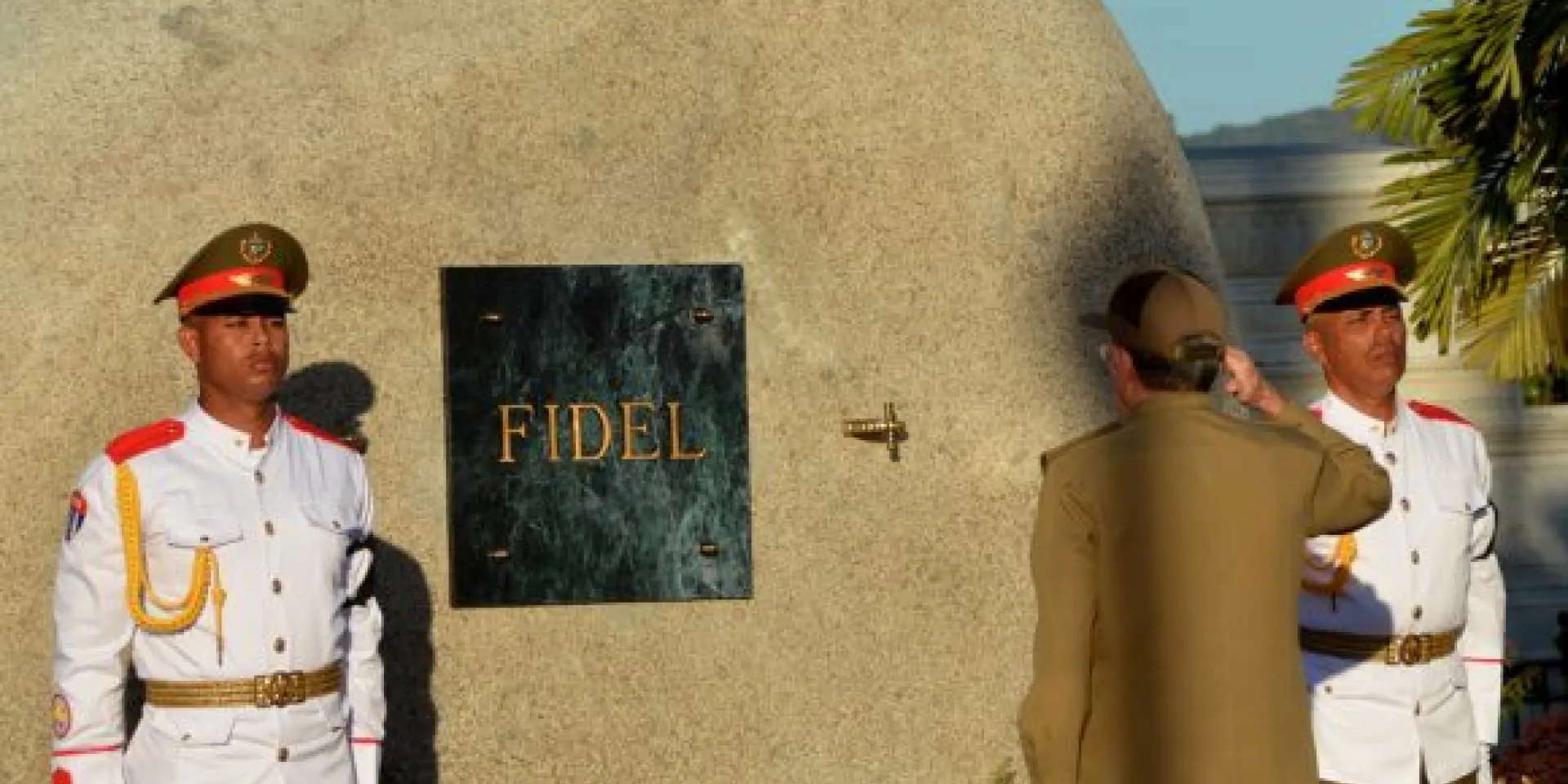 El General de Ejército Raúl Castro rindió honores a Fidel al pie del mausoleo que guarda los restos del Comandante en Jefe, en el Cementerio de Santa Ifigenia. Foto: Marcelino Vázquez Hernández/ ACN
