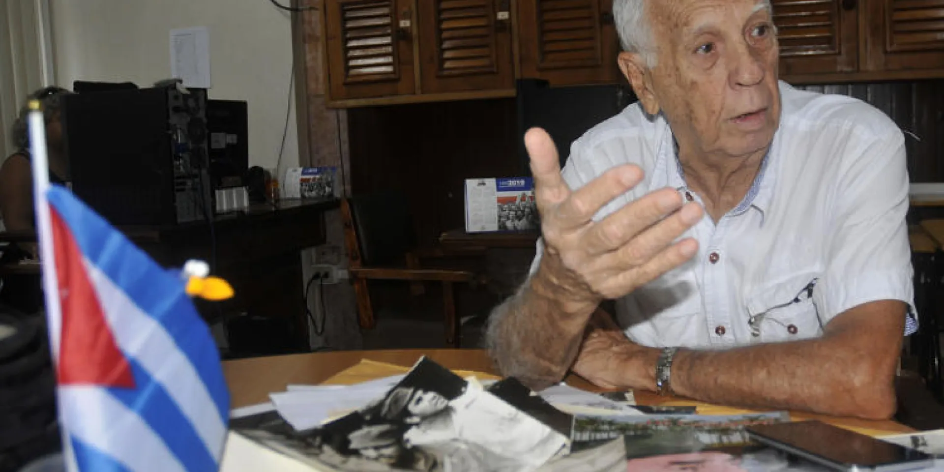 Emocionado, el general de brigada(r) apoya su relato en numerosas fotos que recogen sus vivencias junto a Fidel durante más de 40 años. Foto: José Raúl Rodríguez Robleda
