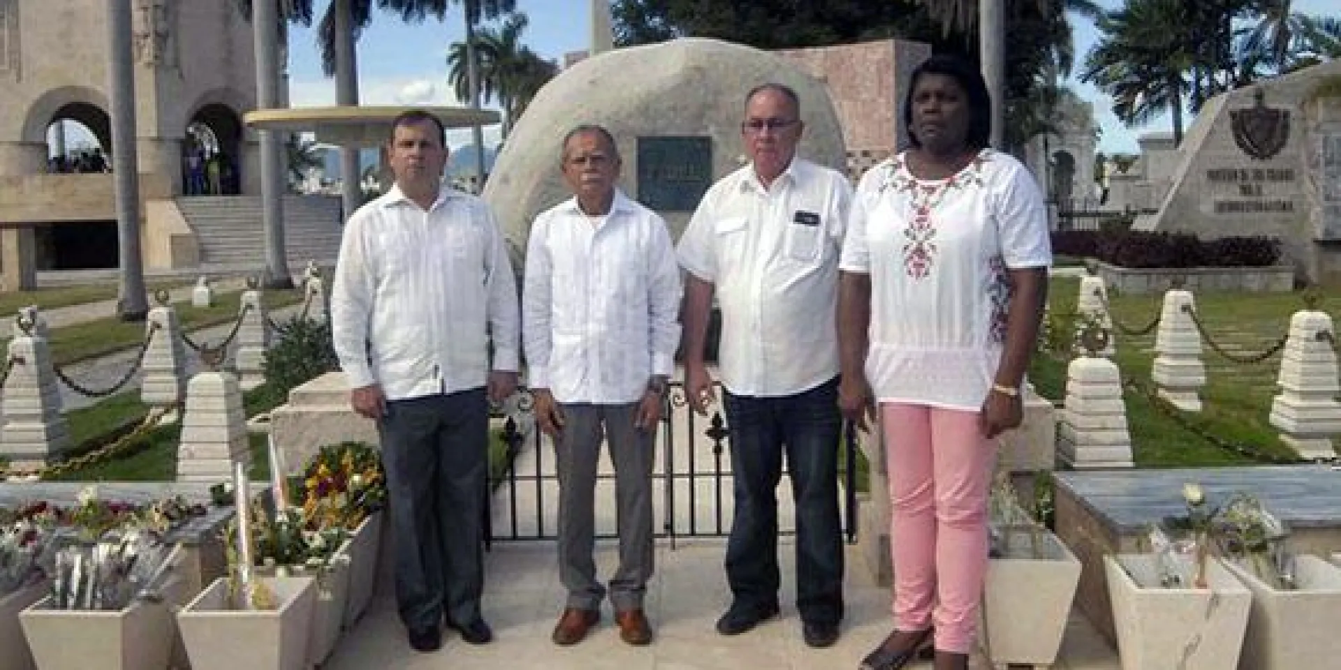 De izquierda a derecha Fernando González Llort, presidente del Instituto Cubano de Amistad con los Pueblos (ICAP), el independentista puertorriqueño Oscar López Rivera, Lázaro Expósito, Secretario del Partido en Santiago de Cuba y Beatriz Johnson Urrutia, Presidenta de la Asamblea Provincial del Poder Popular, rinden homenaje al Comandante en Jefe Fidel Castro Ruz en el monolito donde descasan sus cenizas en el cementerio Santa Ifigenia de Santiago de Cuba. Foto: Miguel Rubiera/ ACN.