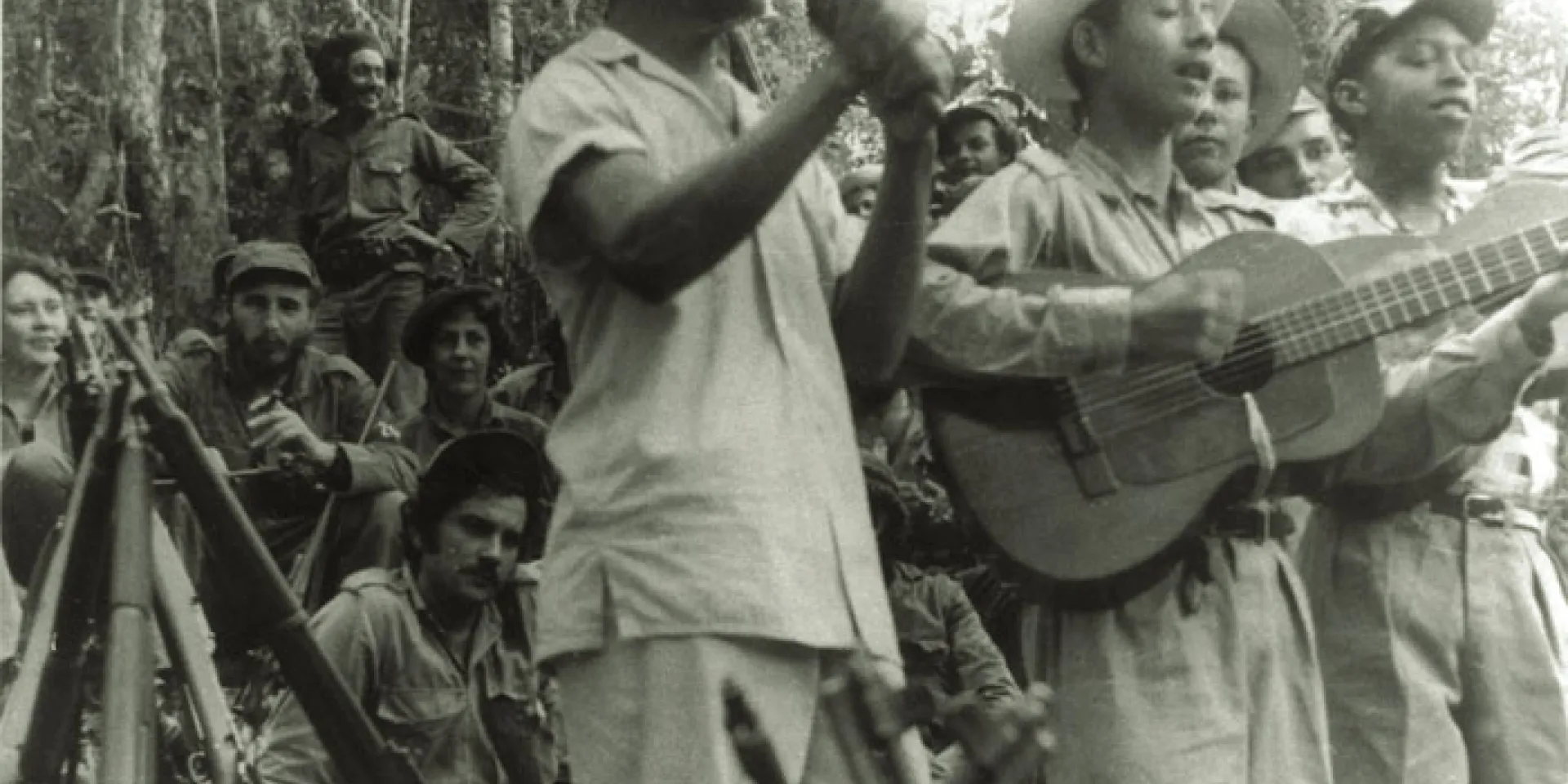 En primer plano, el Quinteto Rebelde, aparecen además entre otros combatientes Haydée Santamaría Cuadrado, Fidel Castro Ruz y Celia Sánchez Manduley