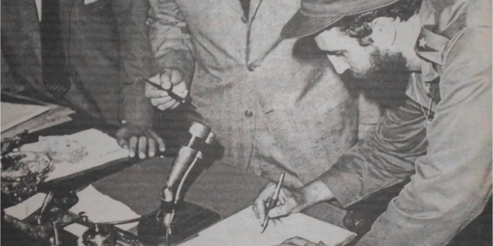 Fidel Castro firma como Primer Ministro