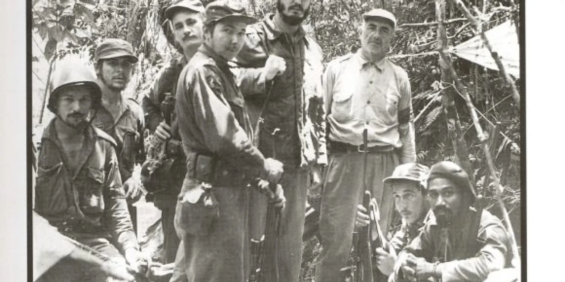 En la Sierra Maestra con un grupo de combatientes rebeldes, entre ellos, Raúl Castro, Juan Almeida, Ernesto Che Guevara, Guillermo García, Crescencio Pérez, y Universo Sánchez, 1957.