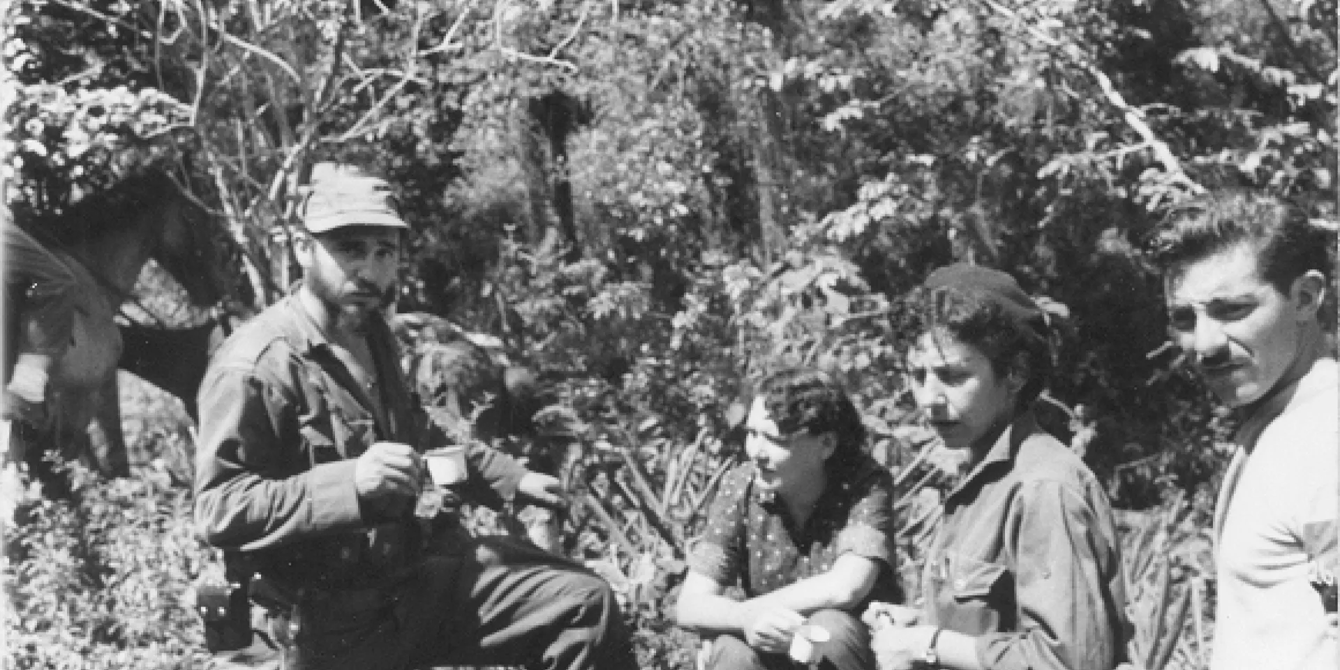 Fidel Castro, Haydeé Santamaría Cuadrado, Celia Sánchez Manduley en el Primer Frente Oriental José Martí, en la Sierra Maestra. Foto: Instituto de Historia / Sitio Fidel Soldado de las Ideas