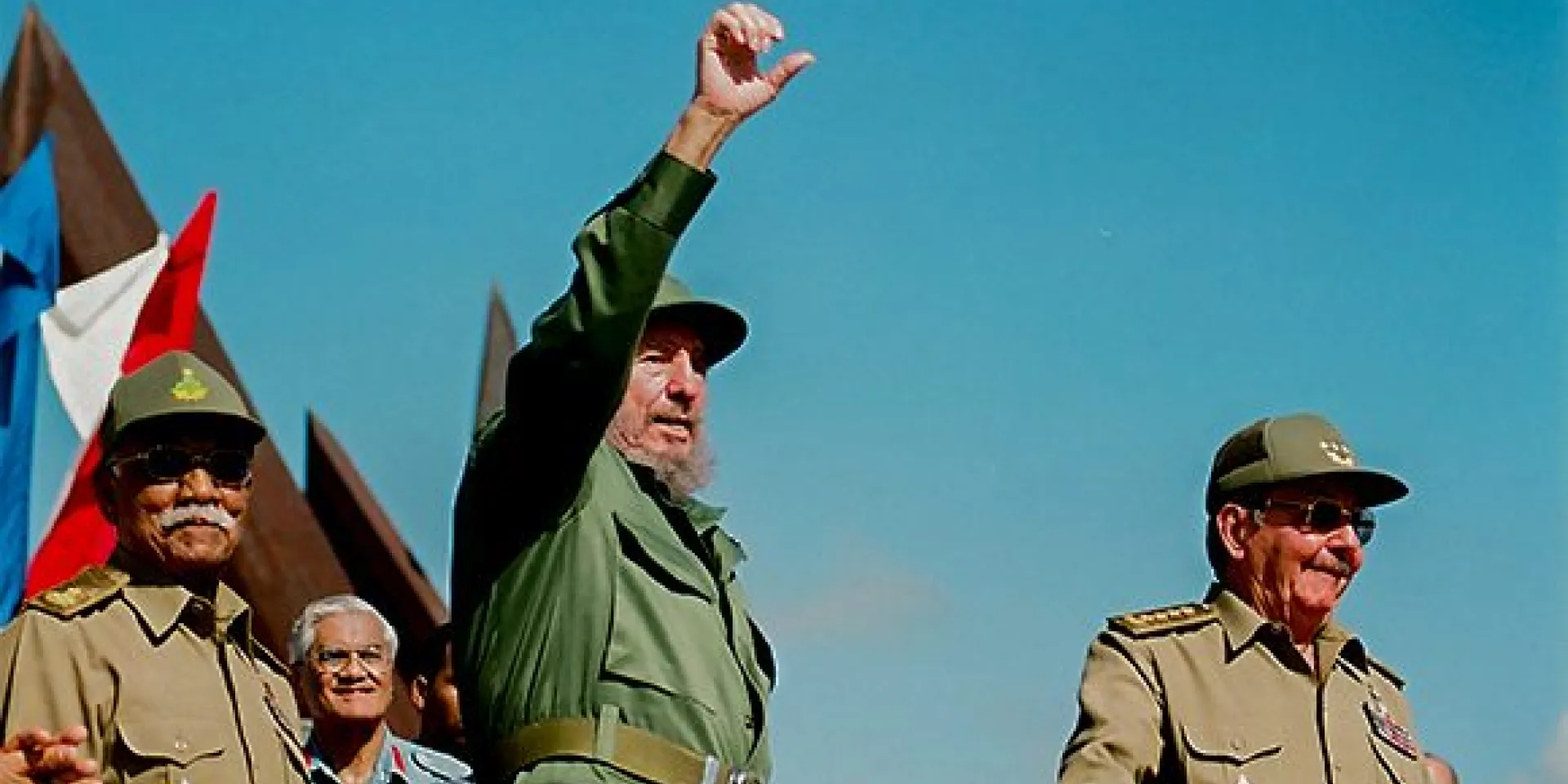Fidel Castro durante el acto por el 45 aniversario del desembarco de los expedicionarios del Granma y el nacimiento de las Fuerzas Armadas Revolucionarias (FAR), Santiago de Cuba, 2 de diciembre de 2001. Foto: Fidel Soldado de las Ideas.