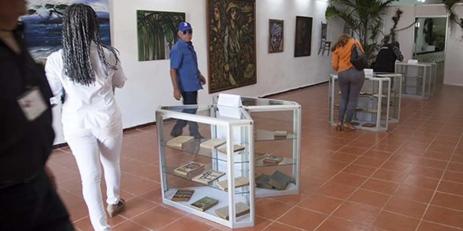 En la sala K-5, de la Feria Internacional del Libro, resguardados en urnas de cristal, los libros que Fidel leyó en el Presidio Modelo y en el exilio. Foto: Ladyrene Pérez/ Cubadebate.