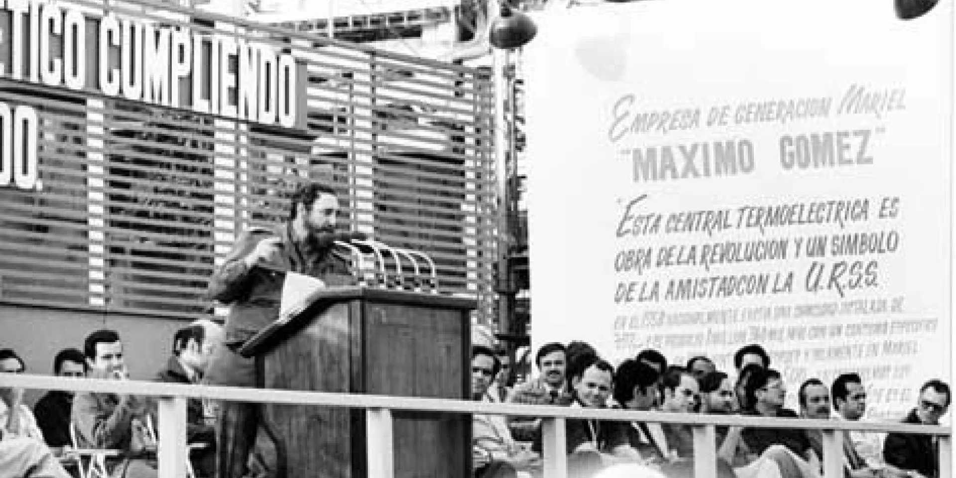 Al inaugurar el segundo bloque de 100 megawatts de la termoeléctrica Máximo Gómez, de Mariel, en 1978, el Comandante en Jefe avizoró que esa zona se iría convirtiendo en un municipio industrial. (Foto: AR-CHIVO PERIÓDICO GRANMA)