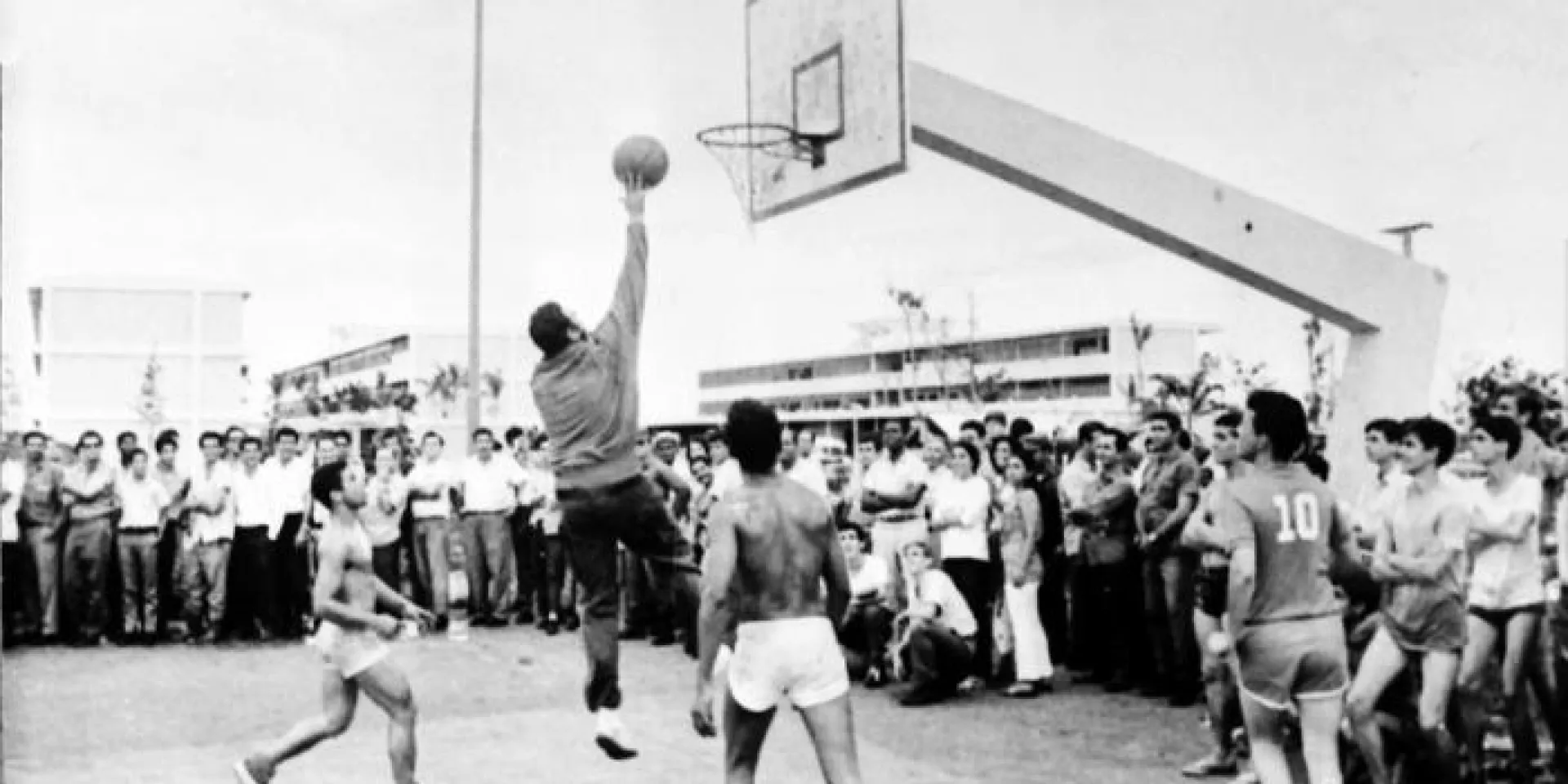 El Comandante en Jefe Fidel Castro Ruz practicó con su ejemplo la formación integral mediante el deporte. Foto: Archivo
