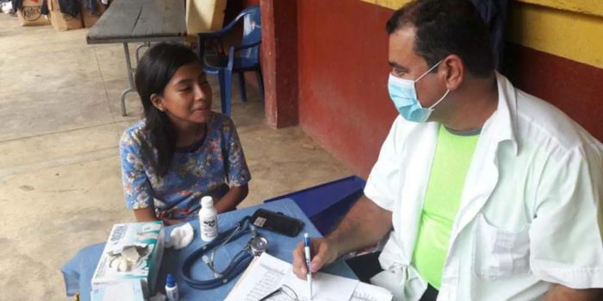 Los colaboradores cubanos atienden sin descanso a la población guatemalteca que requiere sus servicios. Foto: Carlos de Céspedes