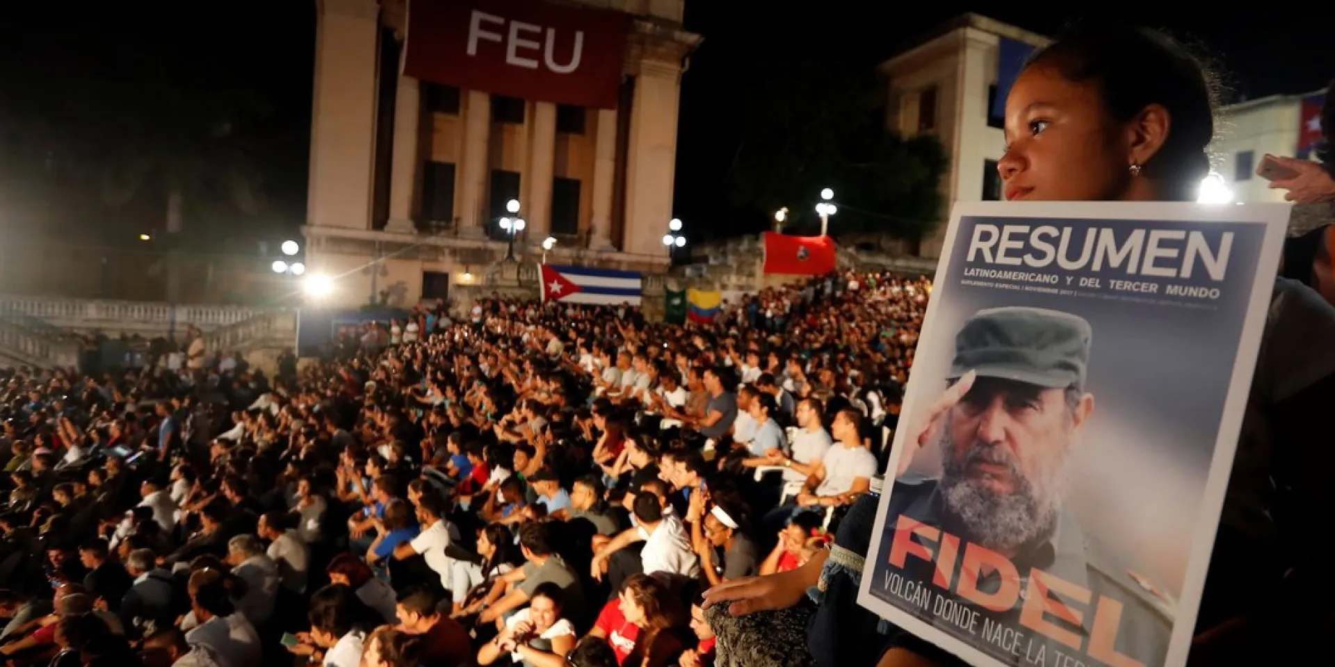 Una niña con una imagen de Fidel Castro 1926-2016 participa en una velada conmemorativa por el segundo aniversario del fallecimiento del lider historico de la Revolucion cubana en la escalinata de la Universidad de La Habana Cuba. EFE Ernesto Mastrascusa / EFE