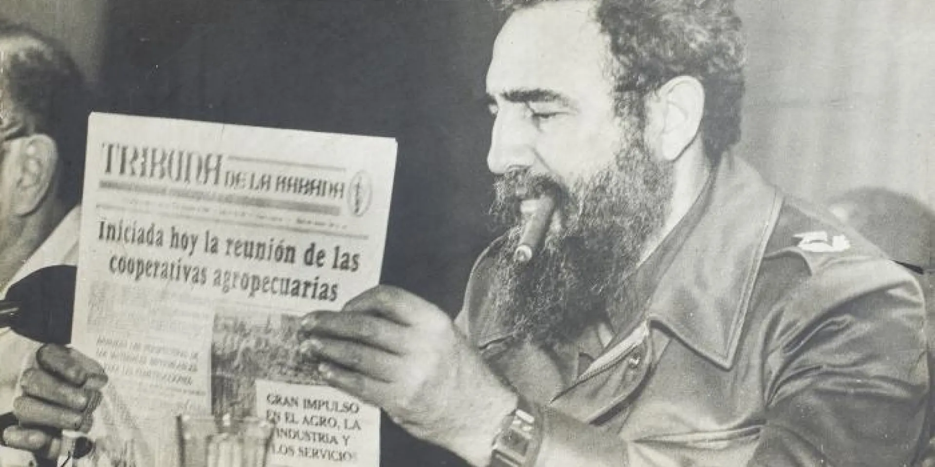 Fidel Castro leyendo el periódico Tribuna de La Habana. Foto: Tribuna de La Habana
