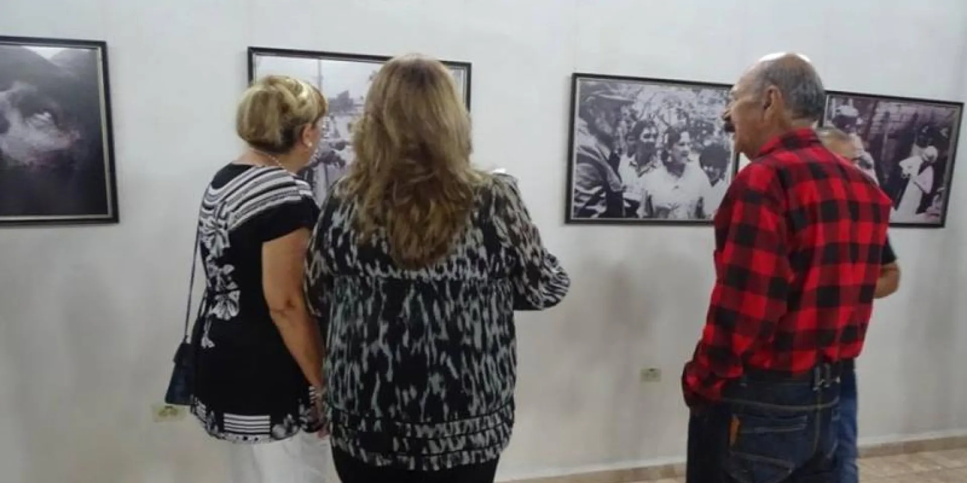 Las máximas autoridades del Partido y el Gobierno en Sancti Spíritus estuvieron presentes en la inauguración de la exposición. (Foto: Cultura espirituana)