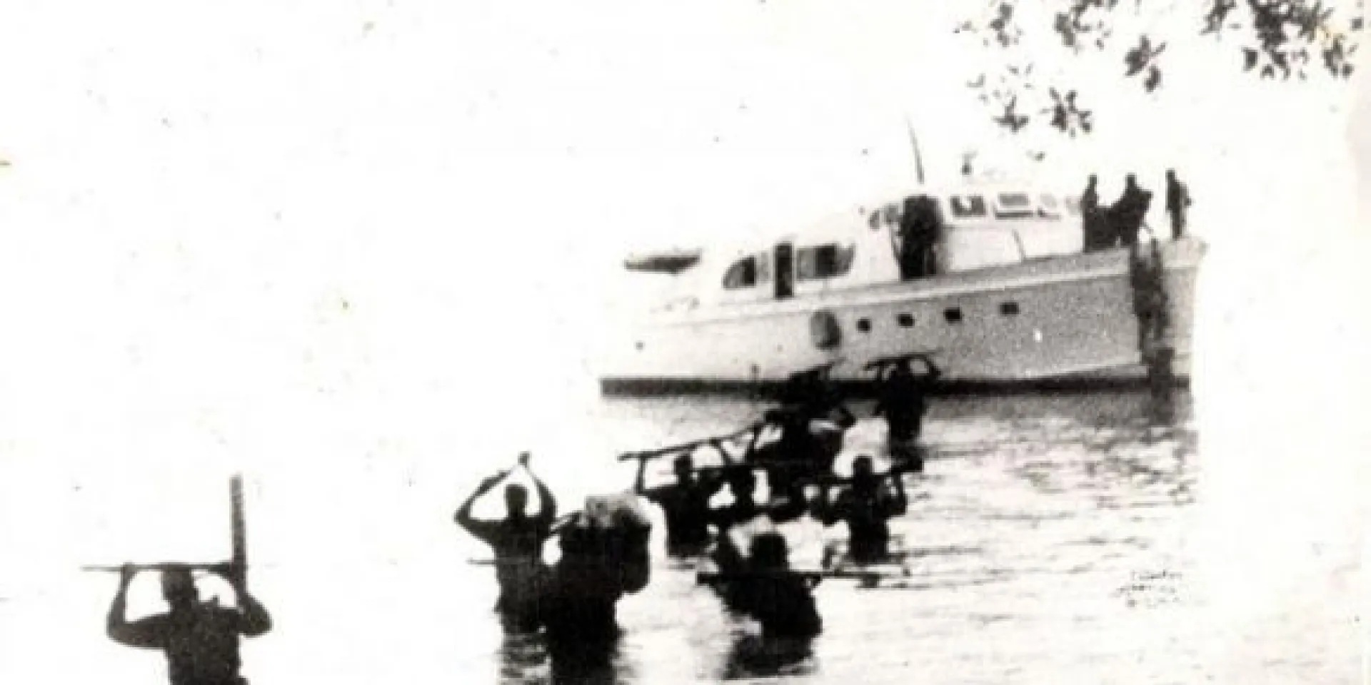 Expedicionarios del yate Granma desembarcan por Los Cayuelos, a dos kilómetros de la playa Las Coloradas, el 2 de diceimbre de 1956. Fuente: Periódico Granma.