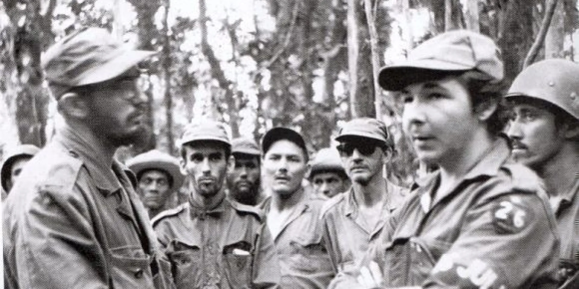 En la Sierra Maestra junto a un grupo de combatientes donde se encuentra su hermano Raúl Castro, 1958.