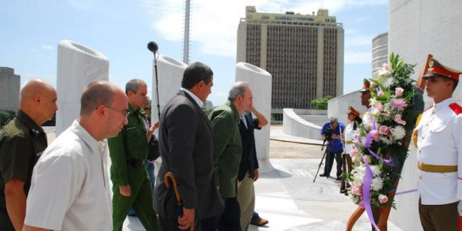 Fidel rinde tributo al Héroe Nacional, en el memorial José Martí de la capital cubana, el 26 de julio de 2010. Foto: Estudios Revolución