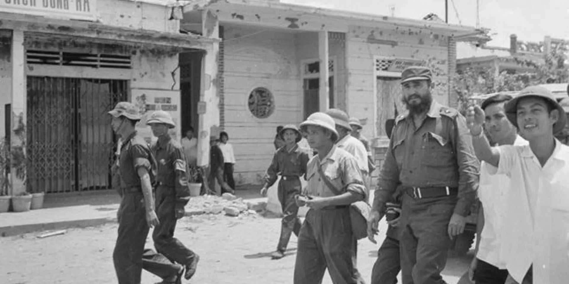 En Vietnam del Sur, Fidel recorre las calles de la sureña localidad liberada de Vinh Linh