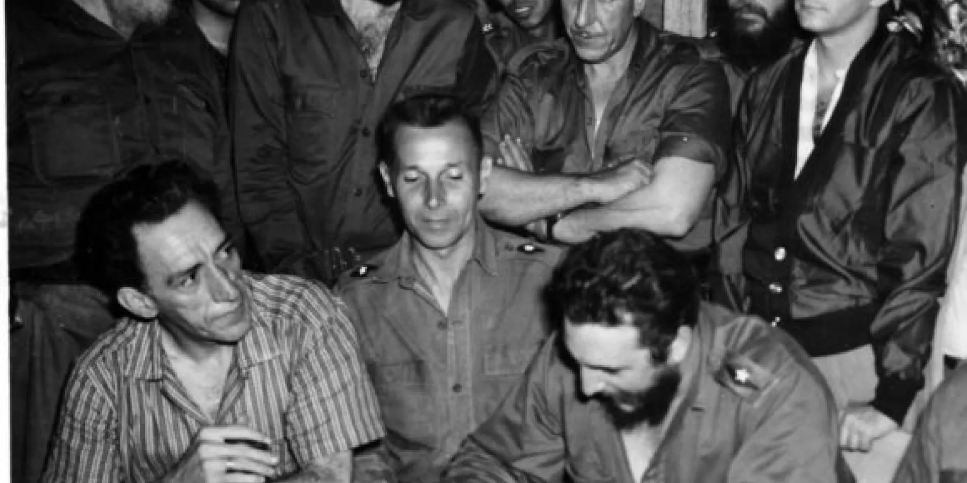 El Comandante en Jefe Fidel Castro firma la Ley de Reforma Agraria en la Comandancia de La Plata.