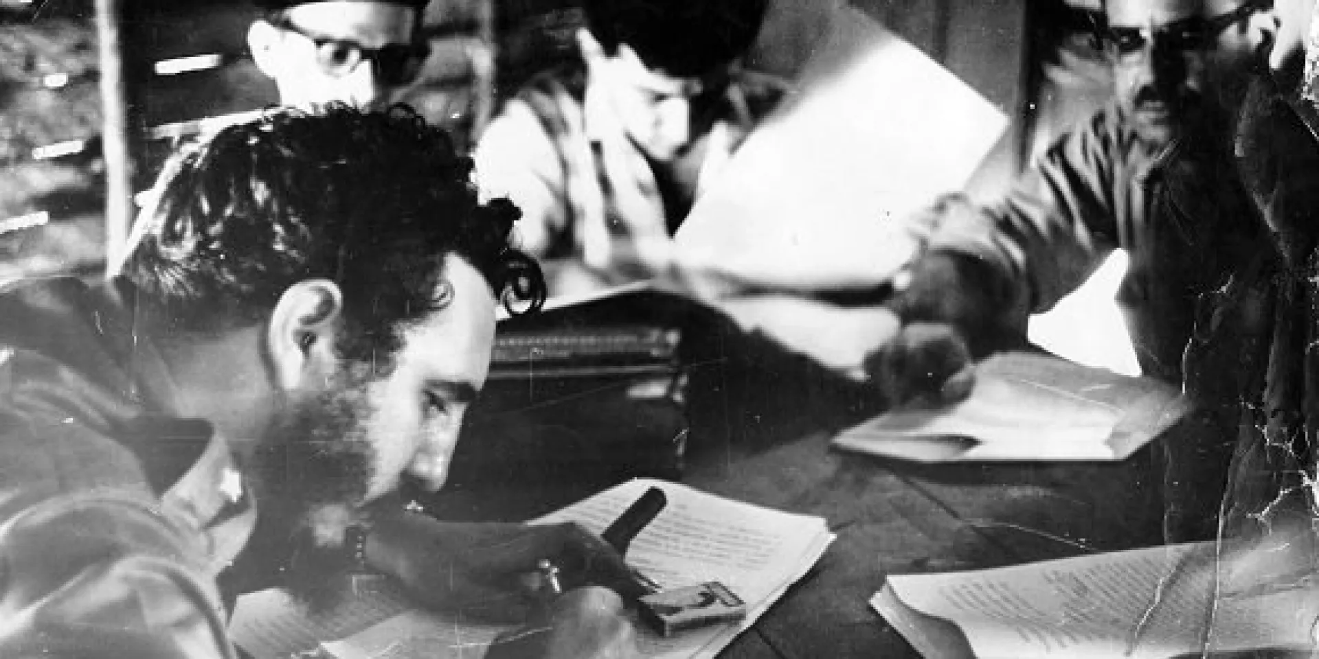 Fidel junto al doctor Osvaldo Dorticos, ministro Encargado de la Ponencia y Estudio de las Leyes Revolucionarias, firma la Ley de Reforma Agraria, el 17 de mayo de 1959.
