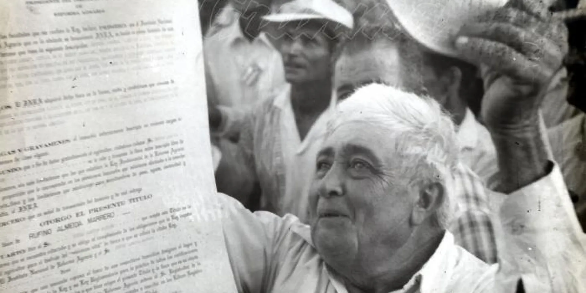 Campesino cubano recibe propiedad de sus tierras gracias a la Reforma Agraria Foto: Archivo