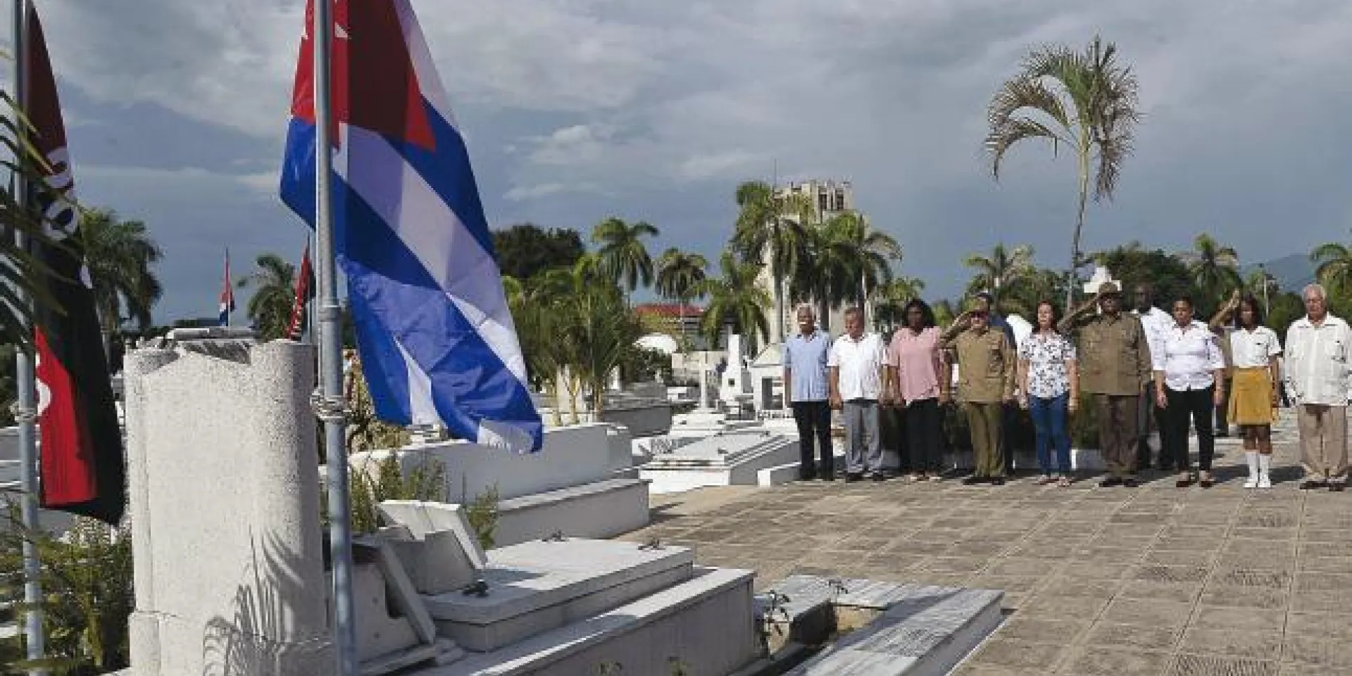 Ante el sencillo panteón de la familia País García, al conmemorarse este 30 de julio el aniversario 62 del asesinato del joven Frank y de Raúl Pujol, el General de Ejército y el pueblo santiaguero congregado protagonizaron un momento de especial emoción en recordación de los héroes. Foto: Estudios Revolución