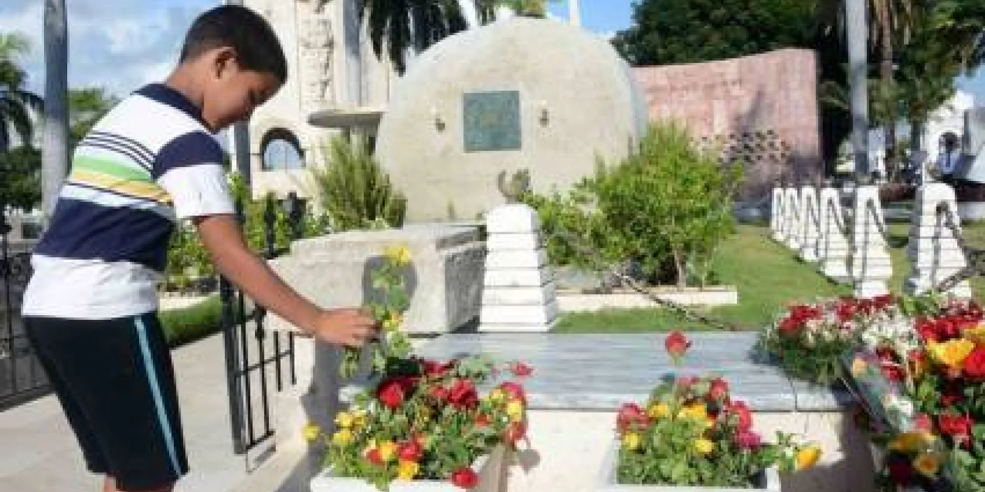 Los santiagueros llegaron hasta el monolito que guarda las cenizas de Fidel para rendirle tributo. Autor: Miguel Rubiera Jústiz/ACN