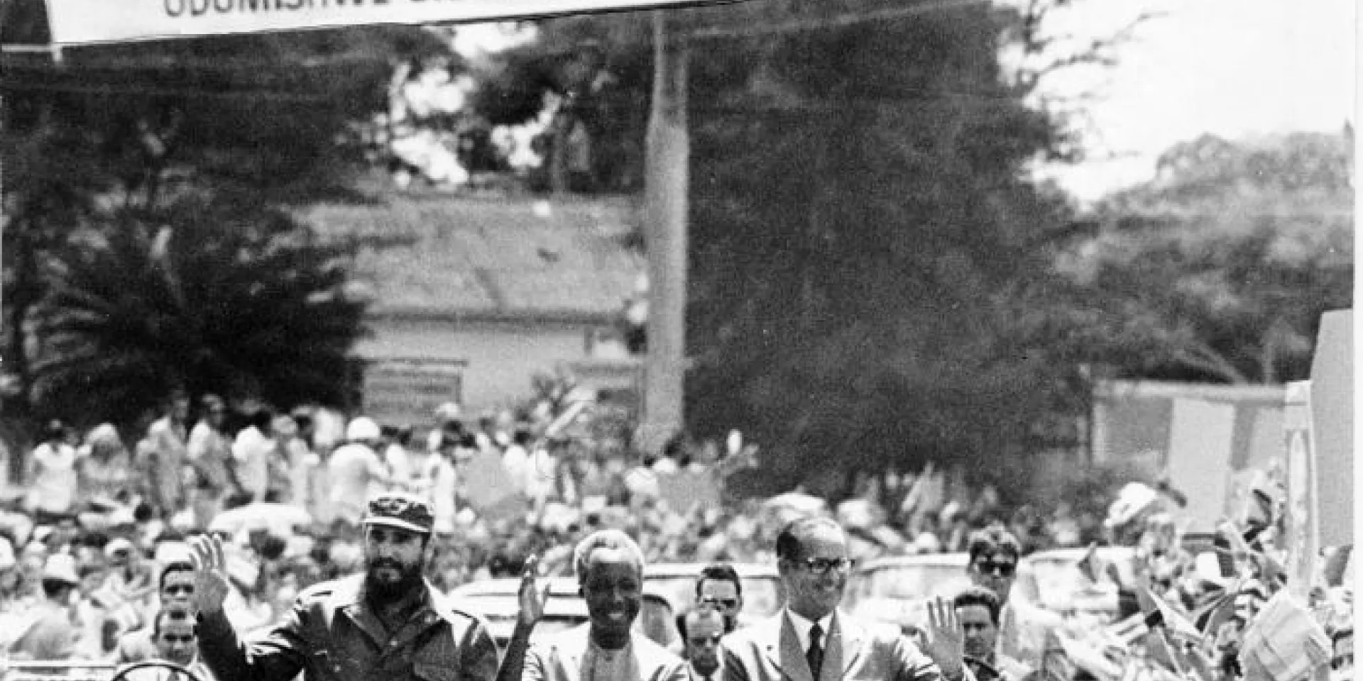 Recibimiento popular durante visita de Julius Nyerere a Cuba en 1974. Foto: Archivo de Granma